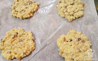 Смажьте пергамент маслом. Выложите тесто в виде лепешек. Выпекайте 15-20 минут при температуре 190 °С.