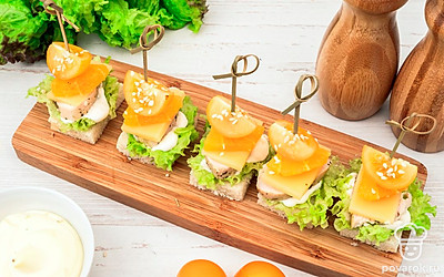 Подавайте канапе на белой посуде, так блюдо смотрится эффектней. Перед подачей посыпьте канапе кунжутными семечками.