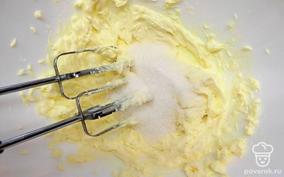 Сливочное масло взбейте с сахаром добела и добавьте к ним пшеничную муку и кокосовою стружку. Ее перед приготовлением можно слегка подсушить на сухой сковороде, чтобы тесто не получалось слишком влажным.