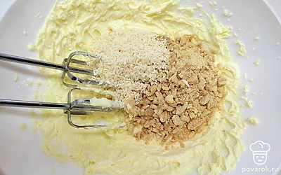 Арахис высушите в духовке и удалите шелуха. С помошью кофемолки приготовьте арахисовую крошку и добавьте ее в тесто. Соберите тесто в шар и начинайте формировать печенье.