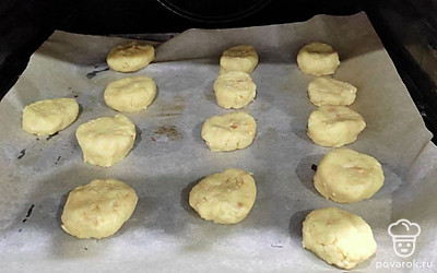 Сделайте из теста колбаску и нарежьте ее на одинаковые кусочки. Из этих кусочков сформируйте небольшие лепешки и уложите их на противень на небольшом расстоянии друг от друга. Запекайте печенье в духовке при температуре 180 ℃ около 10-15 минут.