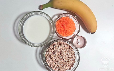 Сахарозаменитель поставьте на тару. Овсянку, кокосовую стружку и молоко распределите по пиалам. Банан положите рядом.