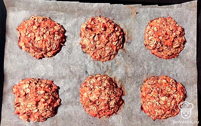 Сахарозаменитель растворите в молоке. Банан разомните, добавьте молоко, кокосовую стружку и овсяные хлопья. Тщательно перемешайте и сформируйте печенье. Выпекайте в духовке 20 минут при температуре 200 градусов.