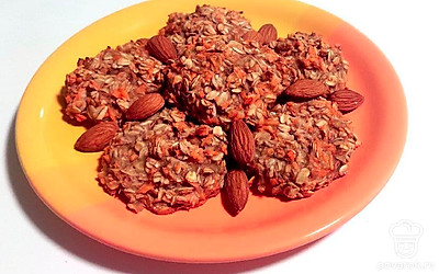 Подавайте печенье на тарелке, украсив ее миндалем.