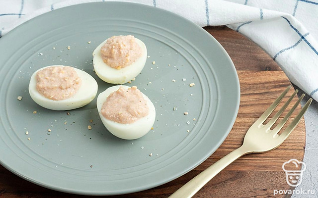 Фаршированные яйца икрой минтая и майонезом — Рецепт с фото