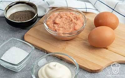 Отварите яйца в течение 10 минут и очистите от скорлупы. Разрежьте яйца пополам, выньте желток и положите его в отдельную посуду.