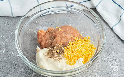 Положите к желткам икру минтая, майонез и специи. Хорошо перемешайте.