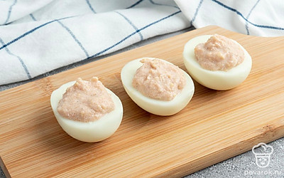 Чайной ложкой наполните белки начинкой.