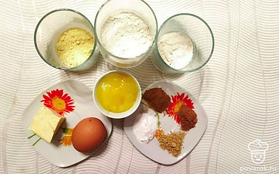 Подготовьте специи и мед. Отрежьте сливочное масло и выложите яйцо. Насыпьте все виды муки в различные тары.