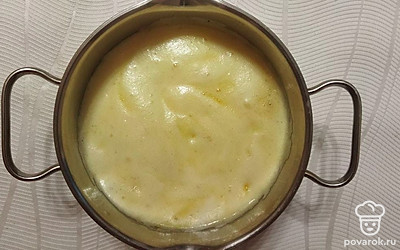 Выложите сливочное масло и мед в сотейник. Поставьте его на водяную баню и растворите до однородности. Добавьте соду в смесь и дождитесь образования пены.