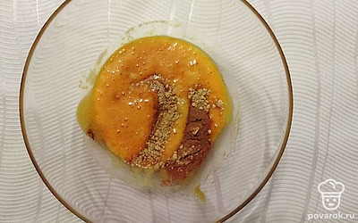 Переложите медовую смесь в глубокую тарелку и вбейте к ней яйцо. Добавьте гвоздику, молотый имбирь и молотую корицу. Хорошо перемешайте.