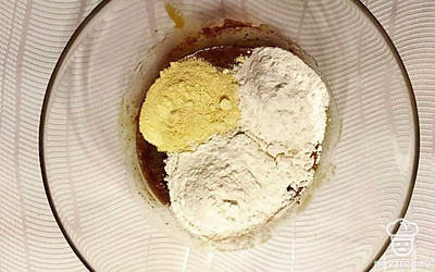 В полученную смесь добавьте три вида муки и вымешайте тесто до однородного состояния. Оберните ком теста пищевой пленкой и выложите в холодильник на 40 минут.