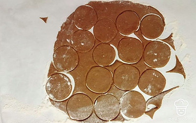 Полученное тесто достаньте из пищевой пленки и раскатайте в средней толщины пласт. С помощью форм для печенья сформируйте заготовки.