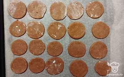 Застелите противень бумагой для запекания и смажьте маслом. Выложите заготовки для печенья на противень и запекайте 10 минут при 180 градусах.