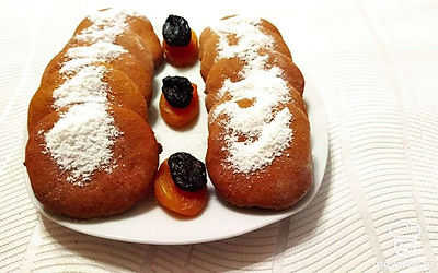 Посыпьте готовое печенье сахарной пудрой и украсьте сухофруктами.