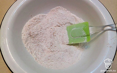 Смешайте в одной емкости требуемые специи, а также соду. Сюда же отправьте просеянную муку, перемешайте.