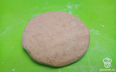 В отдельной емкости разбейте миксером масло и сахар, затем добавьте к ним мед и яйцо. Всыпьте сюда муку со специями, вымешайте и унесите в холод на 3 часа.