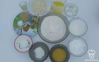 Все необходимые ингредиенты пересыпьте в отдельные емкости, и переложите на рабочую поверхность, чтобы во время готовки печенья не забыть ни одного ингредиента.