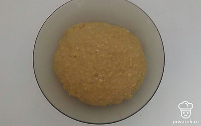 Выложите массу и присыпая мукой на стол, замешивайте более тугое тесто. Оно получится немного липким. Руки можете смазать оливковым маслом, тогда тесто не будет прилипать к рукам при замешивании.