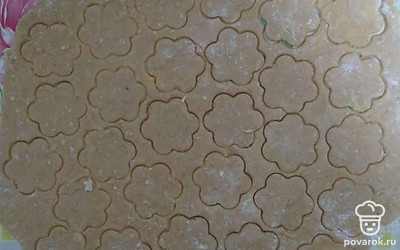 Скалкой раскатайте квадратное полотно и с помощью формы вырежьте печенья. Выложите их на противень, застеленный пергаментной бумагой, и выпекайте в духовке при 180 °C примерно 15-17 минут.