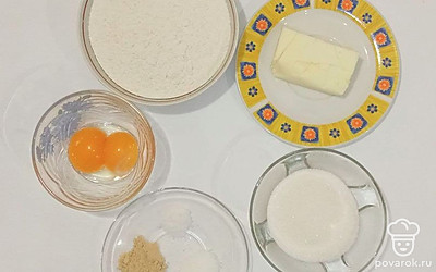 Выложите сахар, муку, сливочное масло, желтки, имбирь на столе в отдельных тарелочках.