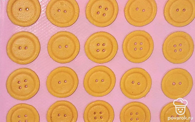 В миску насыпьте сахар, ванилин влейте в желтки и растопленное масло, перемешайте. Добавьте муку, соль, имбирь. Вымесите тесто. Раскатайте тесто. Вырежьте стаканчиком кружочки и сделайте в центре кружка отметину. Соломинкой сделайте отверстия как у пуговиц и разложите на противень. Выпекайте в духовке при температуре 180°С около 10 минут.