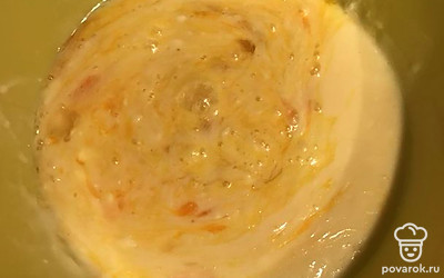 Растопите сливочное масло. Далее добавьте к маслу яйца, взбейте миксером, добавьте соль, разрыхлитель и сахар. Еще раз взбейте.