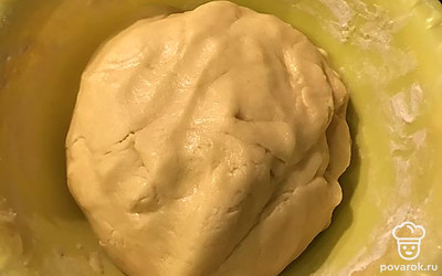 Просейте муку в тесто и замесите рассыпчатое песочное тесто. Оно должно не липнуть к рукам. Далее часть теста положите в пакет и отправьте в морозилку минут на 15.