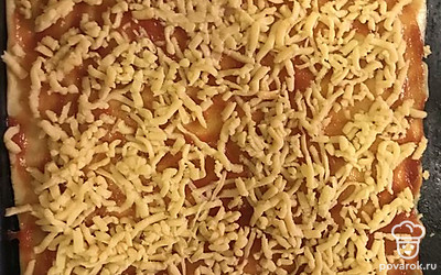 Поставьте противень в духовку на 20 минут на 180 °С. Остудите и разрежьте на порции.