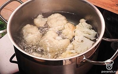 В 1,5 литра кипящую воду добавьте соль, опустите соцветия капусты. После того, как вода снова закипит, уменьшите огонь и варите 5 минут. Откиньте капусту на дуршлаг. Переложите соцветия капусты в 1,5 литра ледяной воды. Через 3 минуты откиньте капусту на дуршлаг. Когда уйдет лишняя жидкость, переложите капусту в форму для запекания.