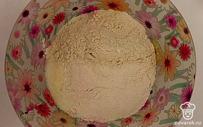 В чашу блендера добавьте яйца и взбейте. Затем перелейте их в глубокую миску, добавьте половину кокосовой стружки, протеин, муку, молоко и хорошо перемешайте. Замесите тесто.