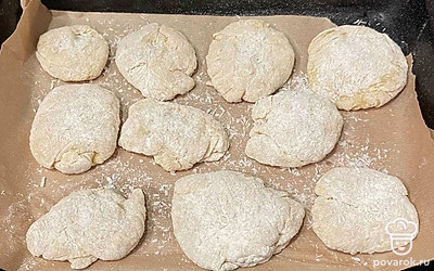 Затем нарежьте тесто на небольшие кусочки. Подготовьте противень с пергаментом и положите на него печенье. Посыпьте кокосовой стружкой и отправьте в духовку на 25 минут.