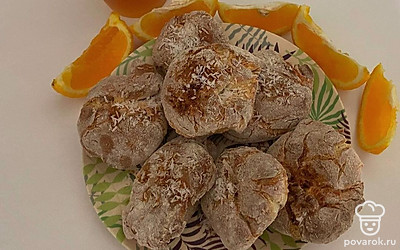 Перед подачей посыпьте печенье сахарной пудрой. Украсьте свежими ягодами и кусочками горького шоколада. По желанию сделайте к печенью протеиновый коктейль.