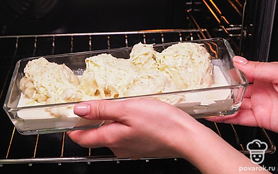 Соедините в отдельной миске сливки и сыр, добавьте соль, перец и перемешайте. Полейте соцветия маслом и распределите по ним соус. Отправьте форму в духовку. Запекайте 15 минут при температуре 200 ℃ до румяной корочки.