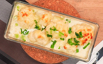 Перед подачей украсьте блюдо нарезанным зеленым луком.