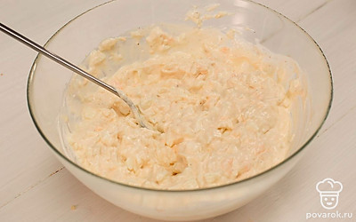 Для соуса соедините майонез, сметану, сыр, чеснок и яйца. Посолите, поперчите и перемешайте.
