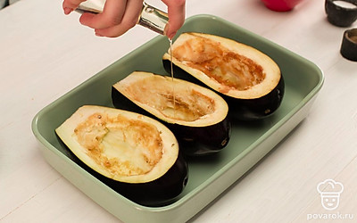 Баклажаны смажьте оливковым маслом и запекайте в духовке в течение 7 минут.