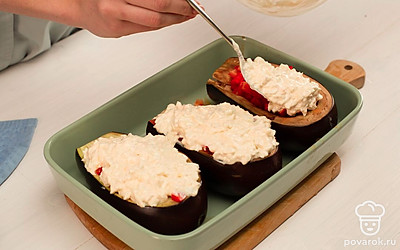 Выложите в углубления помидоры, перцы и запекайте еще 5 минут. Затем дополните соусом и отправьте в духовку еще на 20 минут.