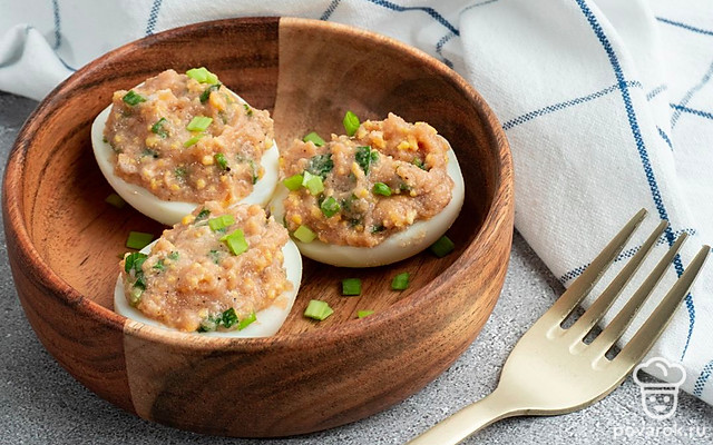 Яйца, фаршированные икрой минтая и зеленым луком — Рецепт с фото