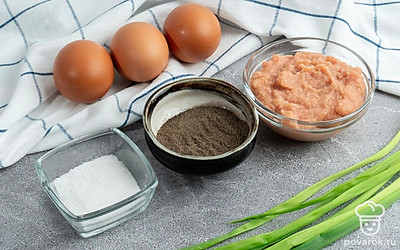 Убедитесь, что у вас есть все продукты в нужном количестве. Отварите куриное яйцо перед готовкой (это займет не более 10 минут).Хорошо промойте зеленый лук.