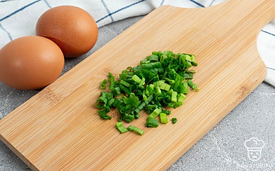 Мелко нашинкуйте зеленый лук. Почистите яйца, уберите желток из них, сам желток не выкидывайте, нарежьте на очень мелкие части.