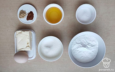 Приготовьте продукты в нужном количестве, а так же удобную миску с высокими бортами для смешивания ингредиентов блюда. Разогрейте духовку до 180ºС Цельсия.