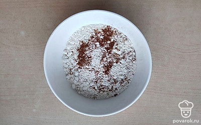 Смешайте в миске муку со специями и содой. В другую посуду положите сливочное масло и взбейте миксером, добавьте сахар и снова взбейте.