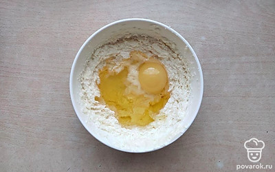 В миску добавьте 3 чайные ложки меда и разбейте сырое яйцо, взбейте полученную массу с помощью миксера.