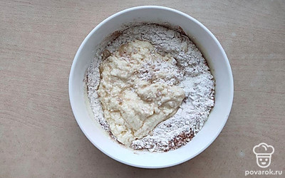 Добавляйте взбитую массу порциями в муку и замешайте крутое тесто. Уберите его в холодильник на 60-90 минут.