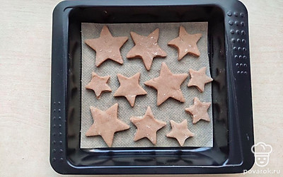 Тонко раскатайте тесто и вырезайте с помощью формочек фигурное печенье. Положите пергаментную бумагу на противень, сверху выложите фигурки печенья. Поставьте в духовку на 7 минут при температуре 180ºС.