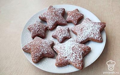 Подавайте печенье на тарелке, посыпав сахарной пудрой. Можно подать на печенье с молоком на большом блюде, выложив печенье горкой и посыпав сахарной пудрой и корицей, а молоко налейте в высокие стаканы и поставьте рядом с блюдом.