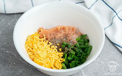 Смешайте вместе в миске желток, нарезанный лук и икру минтая, соль и перец для начинки.