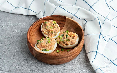 Фаршированные яйца готовы, выложите их на тарелку и подавайте гостям на стол!