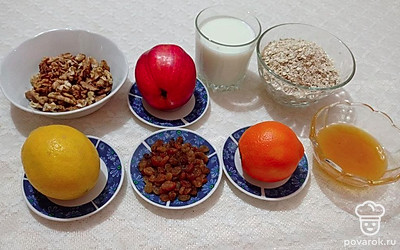 Приготовьте необходимые ингредиенты для приготовления печенья. Приготовьте форму и устелите ее пергаментом. Разогрейте предварительно духовку. Муку просейте через мелкое сито. Фрукты помойте и просушите на бумажном полотенце.